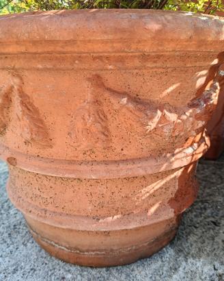 vaso in cotto decorato con melograno