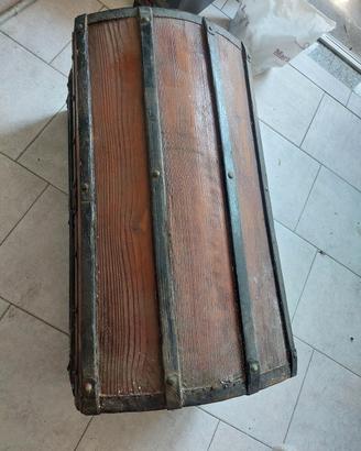 vecchio baule in legno