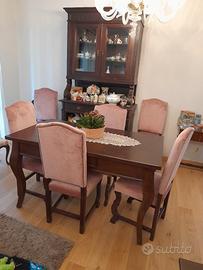 Tavolo in legno  con 6 sedie 