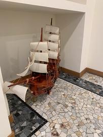 Galeone di legno fatto a mano
