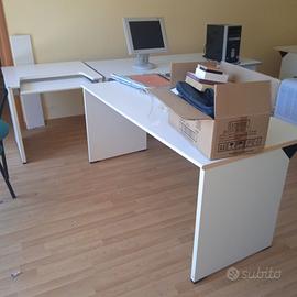 scrivania con dattilo