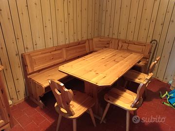 Credenza e tavolo con panca e sedie in pino