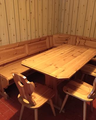 Credenza e tavolo con panca e sedie in pino