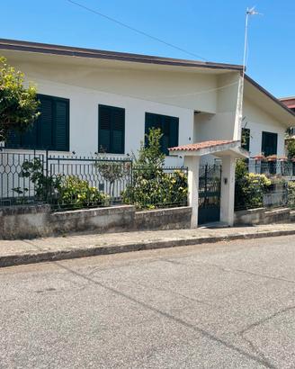 Villetta indipendente in quartiere residenziale