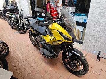 Honda X-ADV 750 gialla tris uni