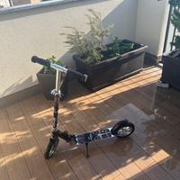 Monopattino con ruote in gomma