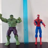 Uomo ragno e Hulk alti 30 cm, 20 euro tutti e due.