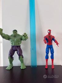 Uomo ragno e Hulk alti 30 cm, 20 euro tutti e due.