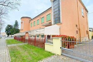 Palazzo / Stabile di 480 m² con più di 5 locali a 