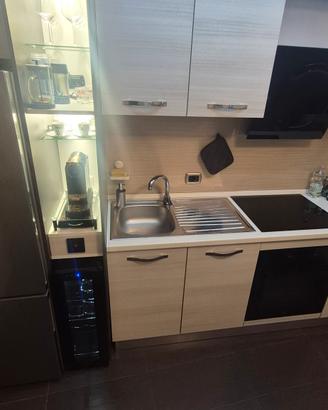 cucina completa e tavolo con sedie 