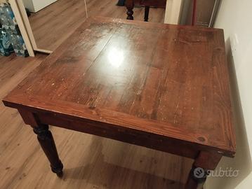 Tavolo in legno in stile allungabile 