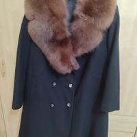 Cappotto elegante nero con collo in vera pelliccia