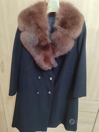 Cappotto elegante nero con collo in vera pelliccia