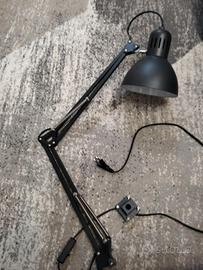 Lampada da scrivania con braccio snodabile
