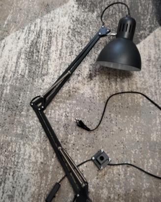 Lampada da scrivania con braccio snodabile