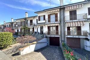 VILLA A SCHIERA A PAULLO