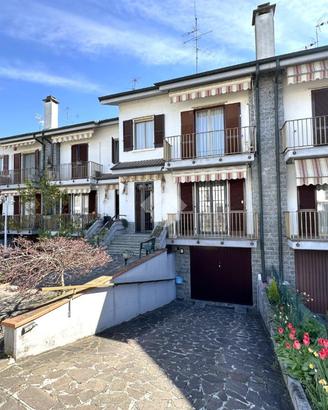 VILLA A SCHIERA A PAULLO