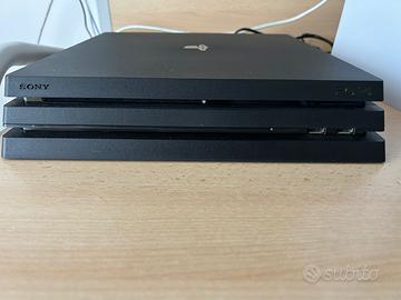 Play Station 4 Pro + 2 joystick + gioco