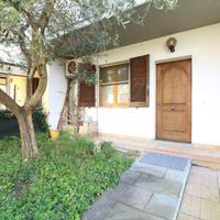 VILLA A SCHIERA CENTRALE A MONSUMMANO TERME