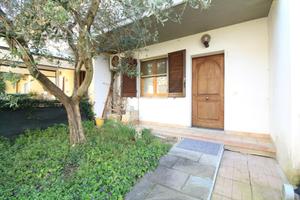 VILLA A SCHIERA CENTRALE A MONSUMMANO TERME