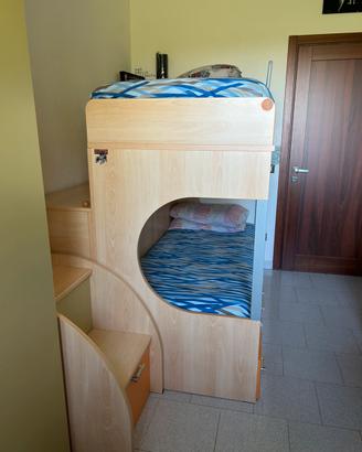 Letto a castello due poseri con scaletta e comodin