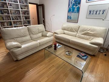 Due divani in pelle colore bianco panna