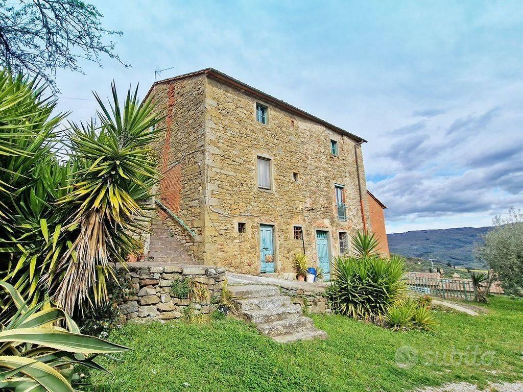 Rustico / Casale di 300 m² con box auto a Castigli - Altro