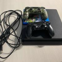 PS4 con due joystick e un gioco