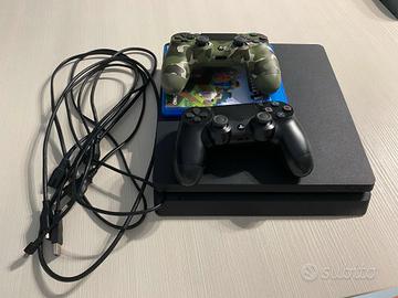 PS4 con due joystick e un gioco