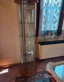 Vetrina circolare con faretti