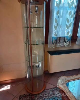 Vetrina circolare con faretti