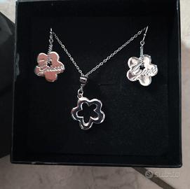 set orecchini e collana Guess 