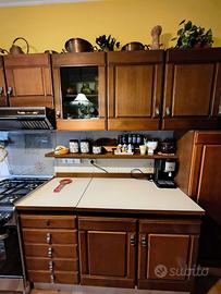 Cucina completa in legno tenuta benissimo
