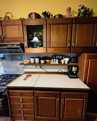 Cucina completa in legno tenuta benissimo