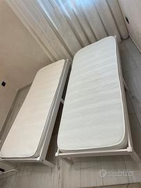 Due letti singoli bassi con materasso Ikea