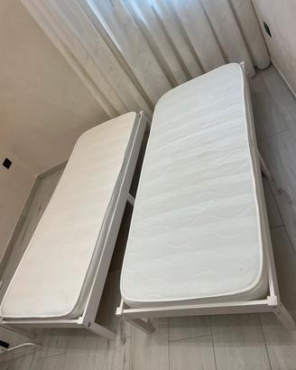 Due letti singoli bassi con materasso Ikea