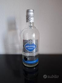 Bottiglia vodka MOLOTOV vuota.