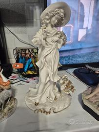 Elegante statua in porcellana vintage