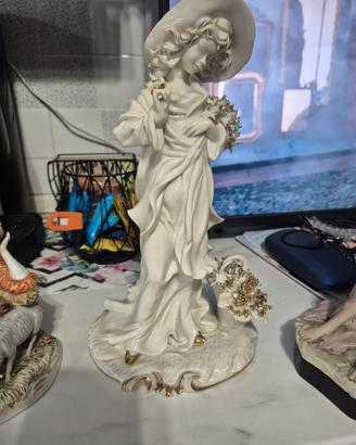 Elegante statua in porcellana vintage