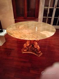 tavolo tondo con piano in onice e base intagliatoa