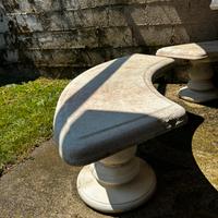 Tavolo in cemento con panchine