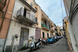 Soluzione semi indipendente in via Alcantara a du