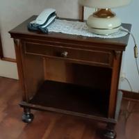 Due comodini vintage in legno massello