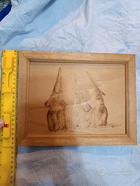 Pirografia originale raffigurante tre gnomi