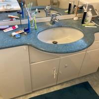 Mobile bagno con lavabo, specchio, mensole