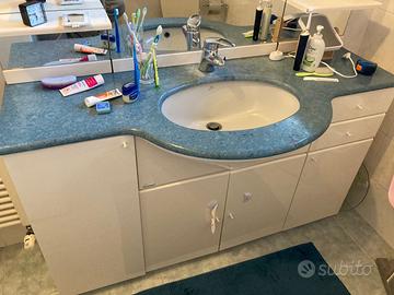Mobile bagno con lavabo, specchio, mensole
