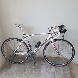 Bicicletta da corsa con telaio in carbonio