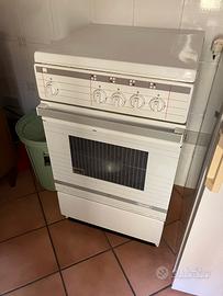 Cucina a gas DeLonghi con forno