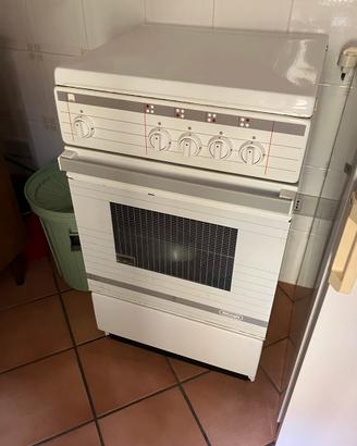 Cucina a gas DeLonghi con forno