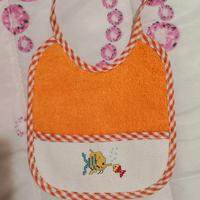 Bavetta neonato in spugna con ricamo a mano 
